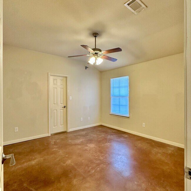 Building Photo - Taylors Crossing 2300