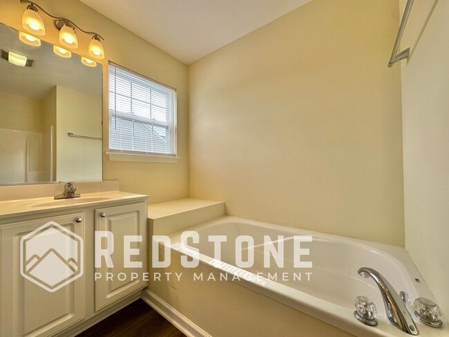 Building Photo - 812 Jennings Berry Dr