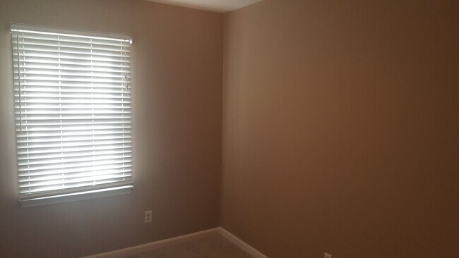 Building Photo - Large Townhome on 44th Avenue