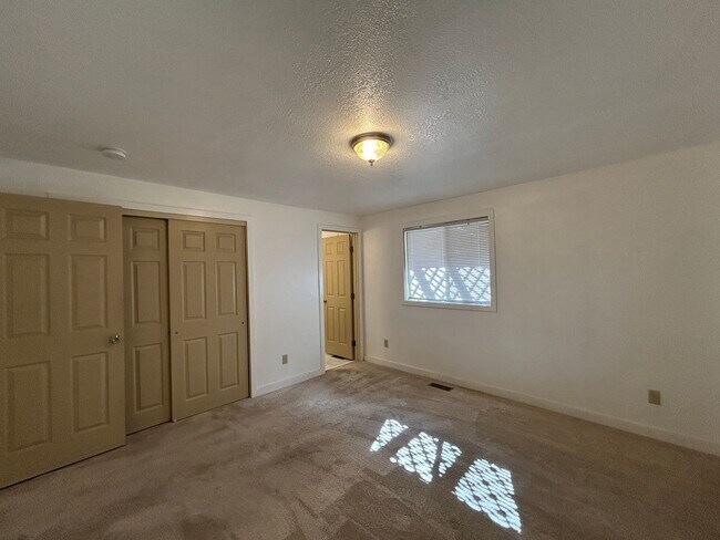 Building Photo - 4 Bedroom / 2 Bathroom Home in SW Redmond