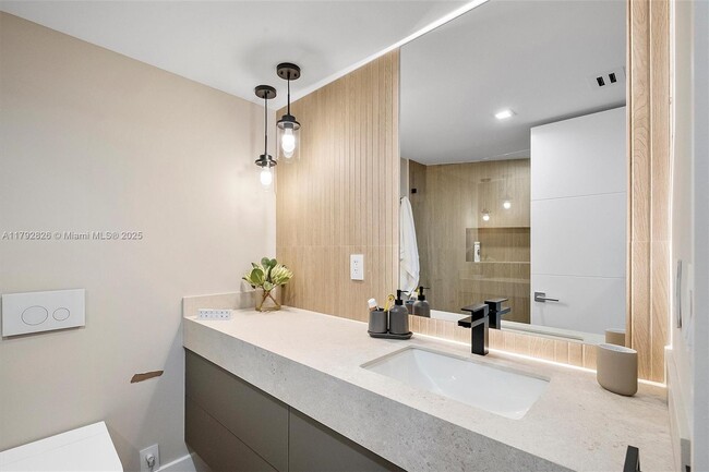 Building Photo - 2127 Brickell Ave