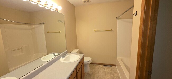 Building Photo - 3 Bedroom 2 Bathroom home in Nixa for $1395!