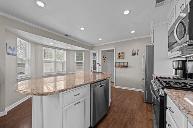 Building Photo - 5845 Glen View Dr