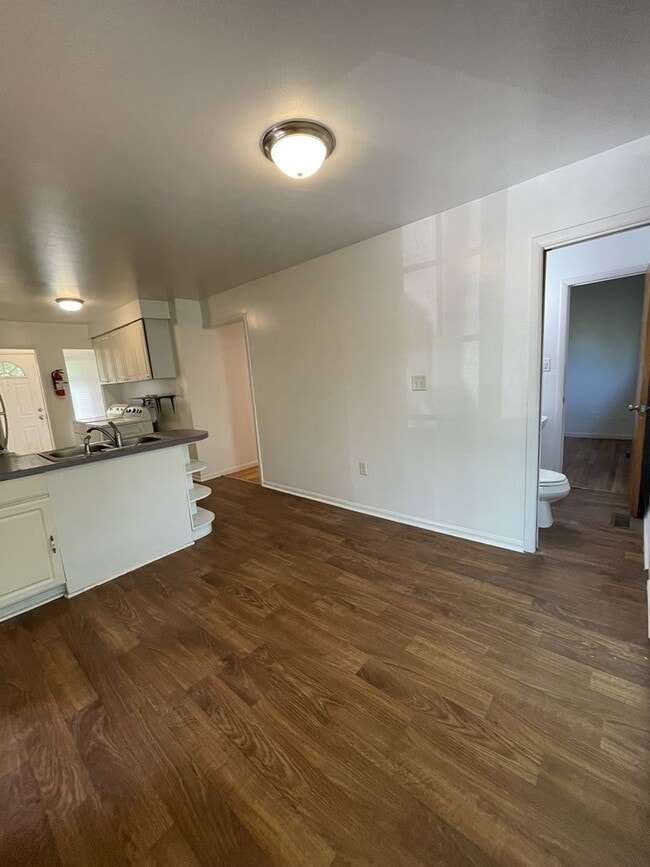 Building Photo - Three Bedroom Home in Sugarbrook Area!