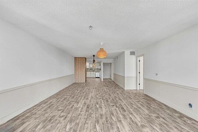 Building Photo - 3051 NE 48th St