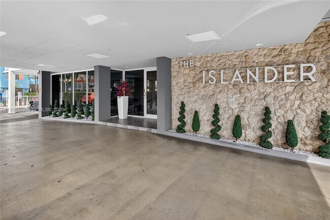 Building Photo - 1255 Collins Ave