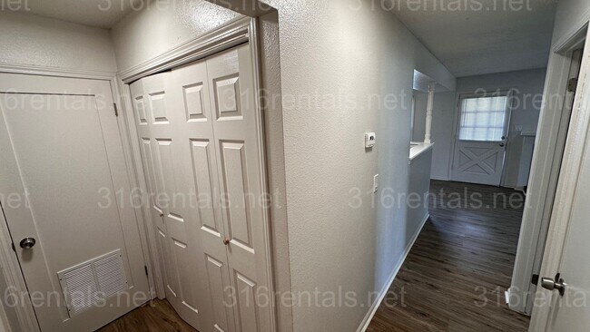 Building Photo - $895- 2 bedroom 1 bath - Apartment located...