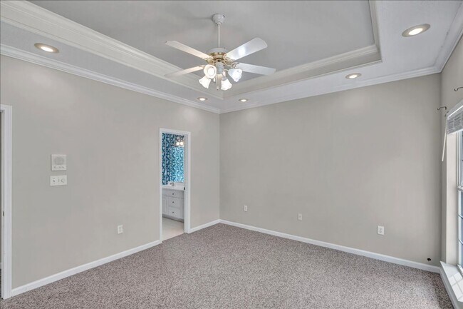 Building Photo - Country Club Living