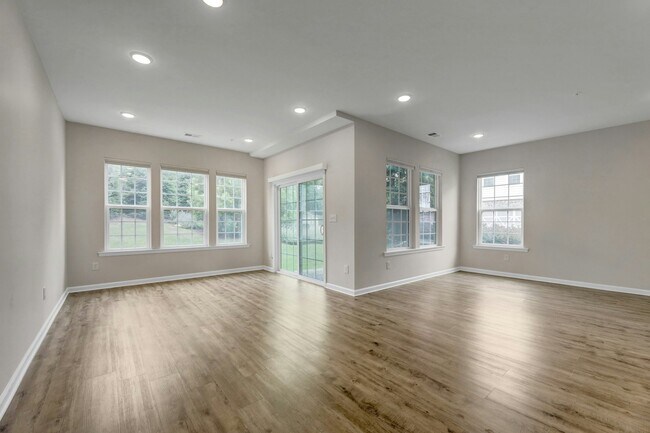 Building Photo - 704 Cottonwood Ct