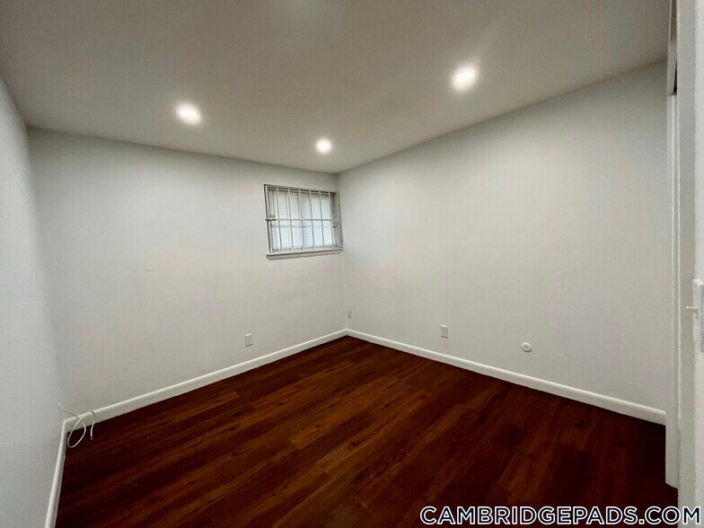 Building Photo - 20 Hubbard Park Rd