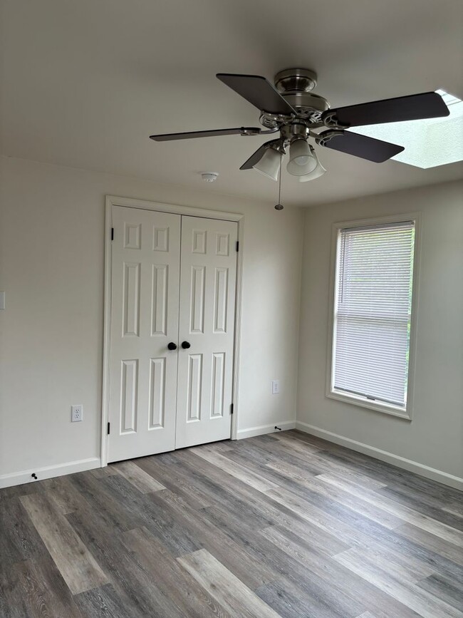 Building Photo - Gorgeous 3 Bedroom 1.5 Bathroom with Huge ...