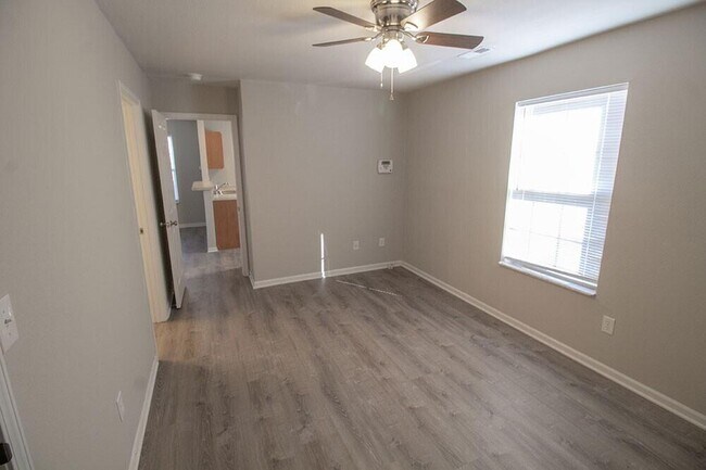 Building Photo - 1326 Godas