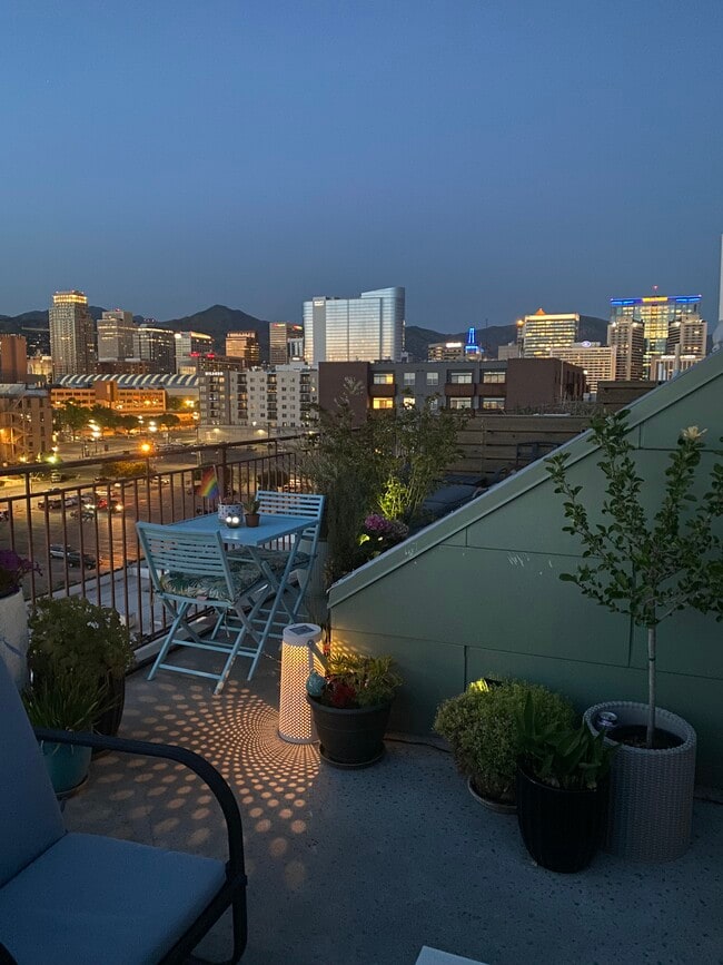 Building Photo - 360 Broadway