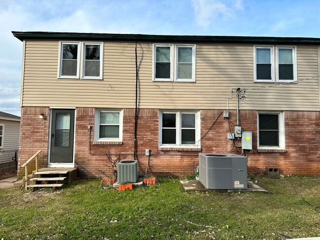 Building Photo - Newly Remodeled 4 Bed, 1 Bath Upstairs Uni...