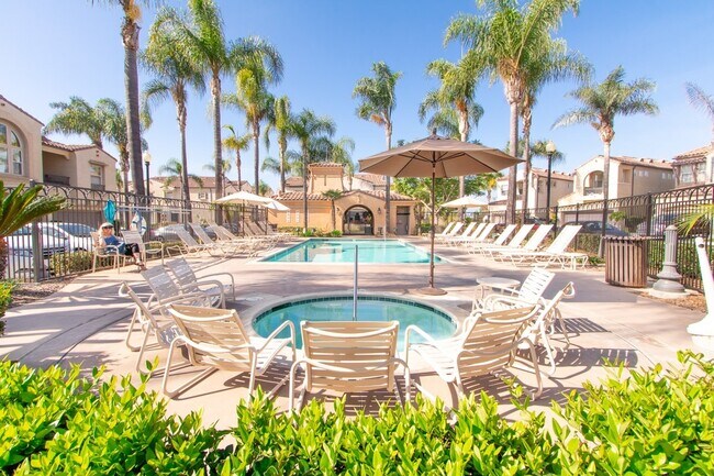 Building Photo - Beautiful 2 Bedroom / 2 Bath Condo in Desi...