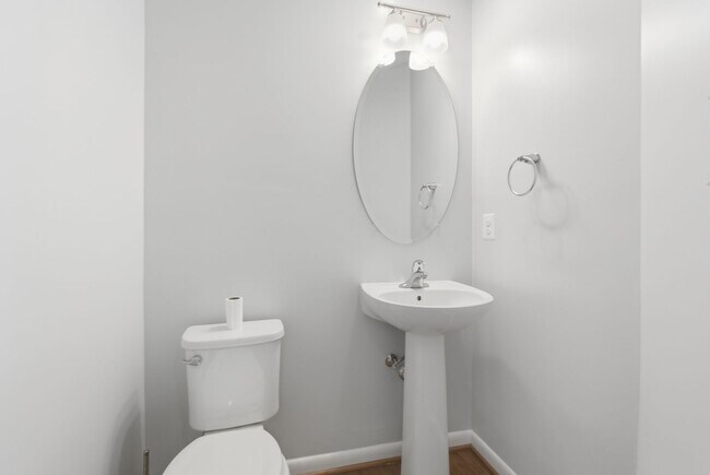 Building Photo - Amazing 4 BR/3.5 BA Townhome in Riverdale!