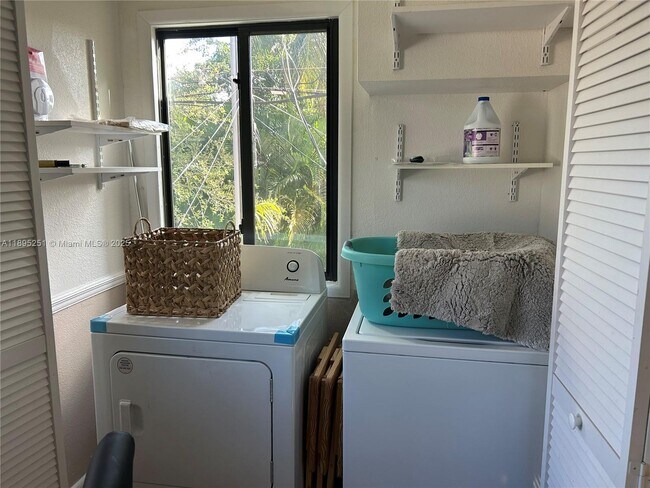 Building Photo - 1534 Monroe St