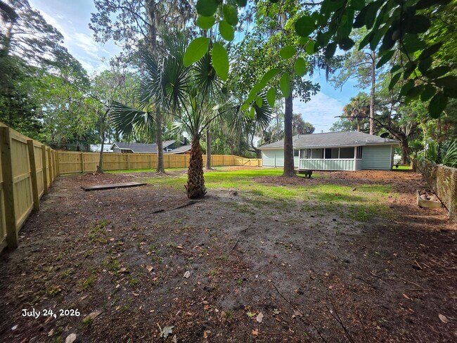 Building Photo - **Newly remodeled kitchen **  2 bedroom, 2bath Isle of Hope home with fenced in backyard and scre...