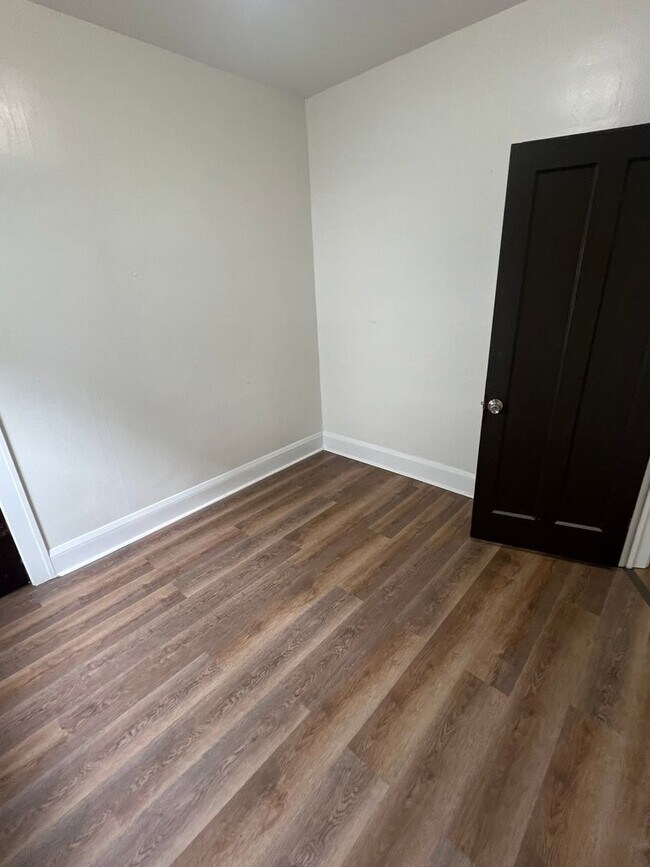Building Photo - Charming 4-Bedroom Single-Family Home in C...