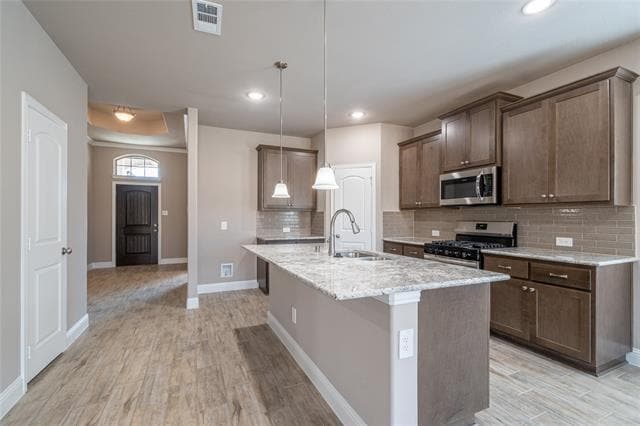 Building Photo - 604 Sycamore Dr