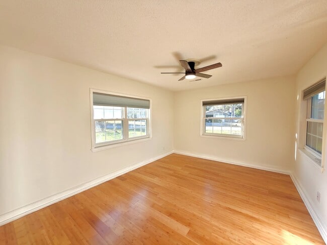 Building Photo - 1216 Eastwood Ave