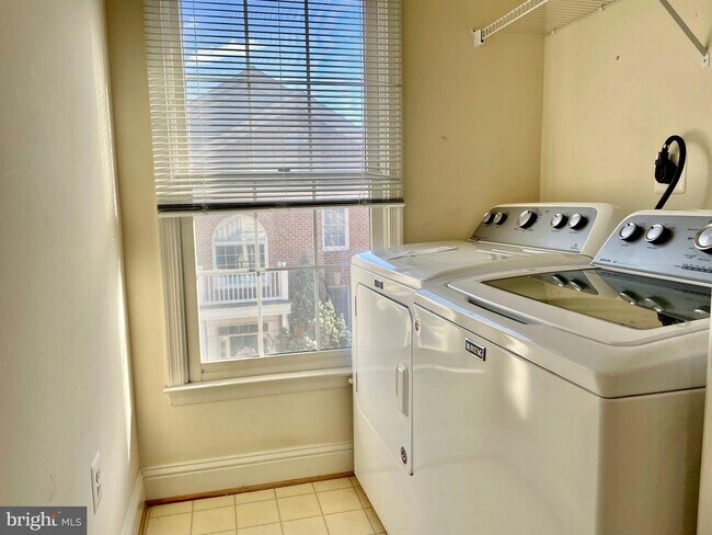 Building Photo - 1030 Grand Oak Way