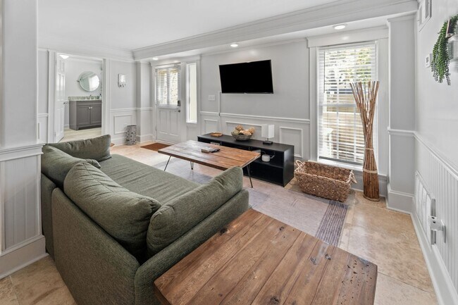 Building Photo - Monthly Rental — Stylish First-Floor Condo by Daffin Park with All-Inclusive Utilities