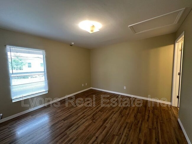 Building Photo - 1125 Gilbert Ave S