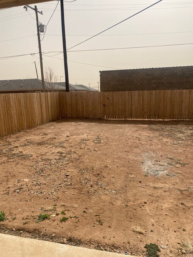 Building Photo - 3 bed 2 bath