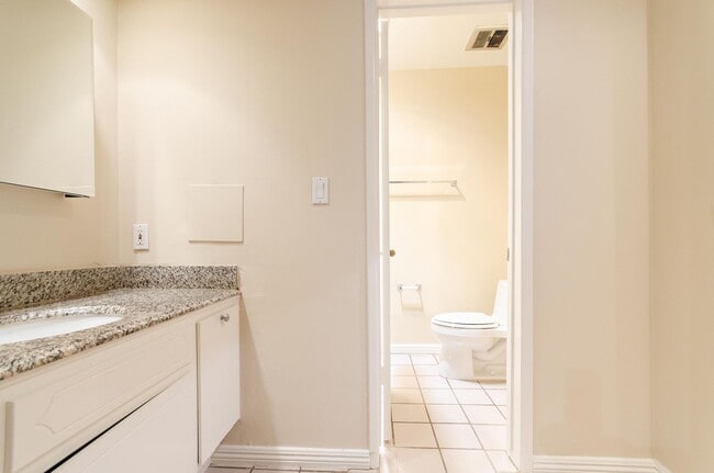 Building Photo - Stunning renovated apartment in the Heart ...