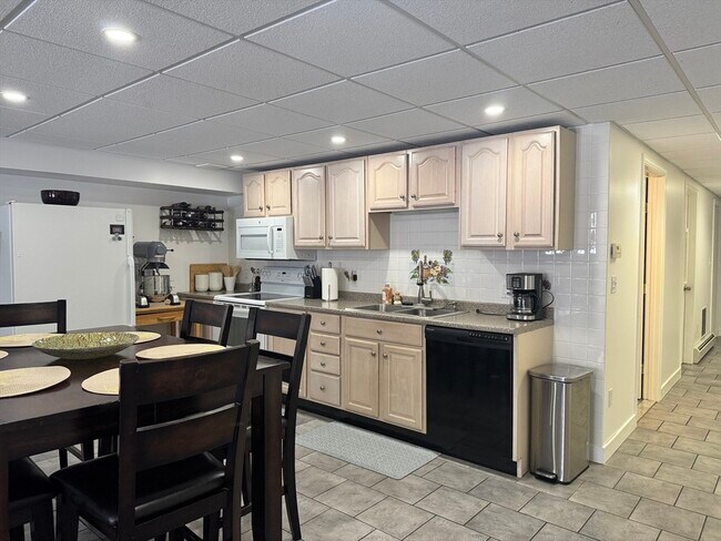 Building Photo - 6 St Anthonys Ln