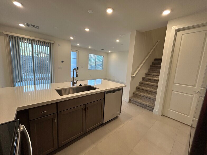 Building Photo - 2121 W Sonoran Desert Dr