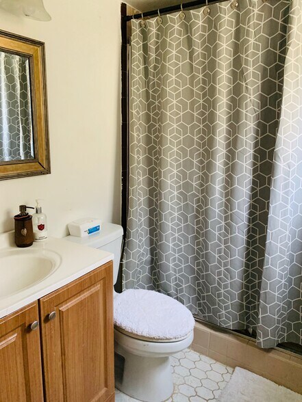 Building Photo - 12035 NE 2nd Ave