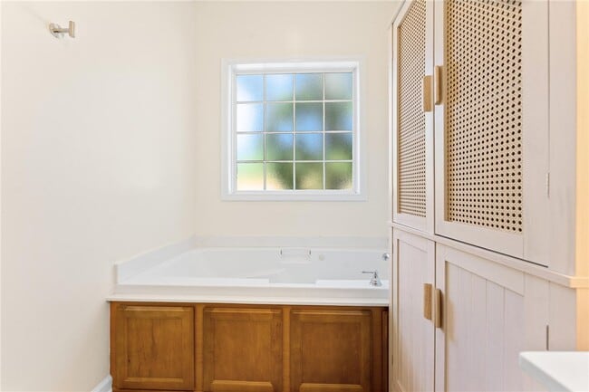 Building Photo - 307 Willow Brook Ln