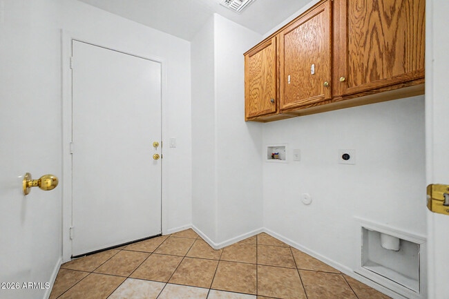 Building Photo - 9631 W Kirby Ave