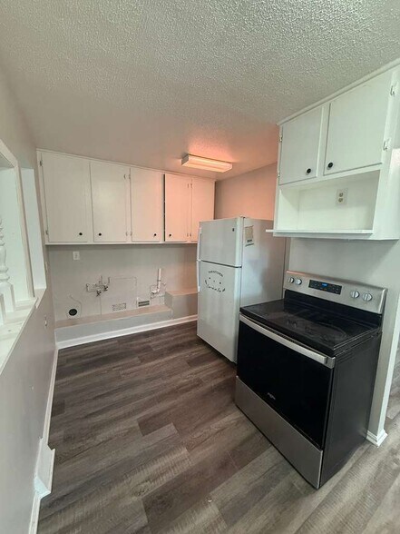 Building Photo - 27190 Zeman Ave