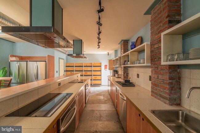 Building Photo - 711 G St SE