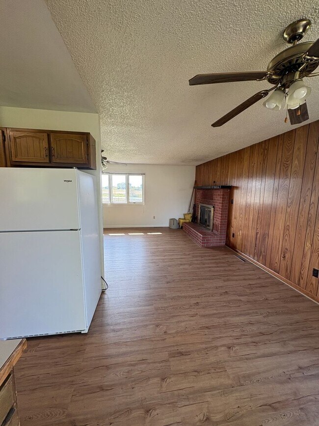 Building Photo - 4 bedroom, 2 bathroom Home off Spring Hill...