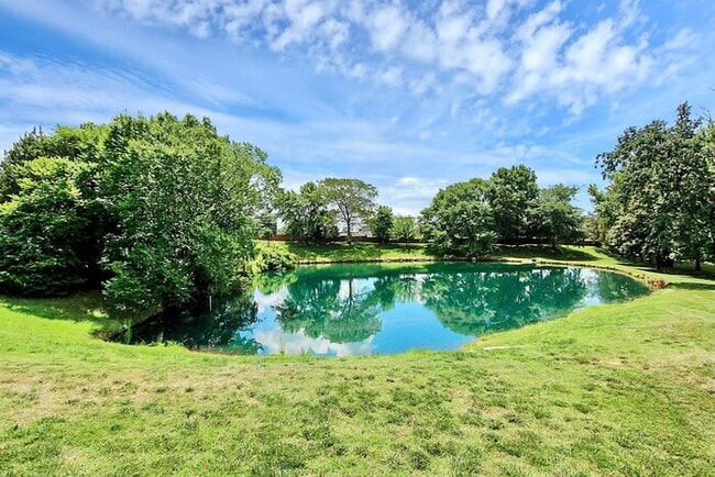 Building Photo - Spacious 2BR/2BA Condo in Prime South Charlotte Location!