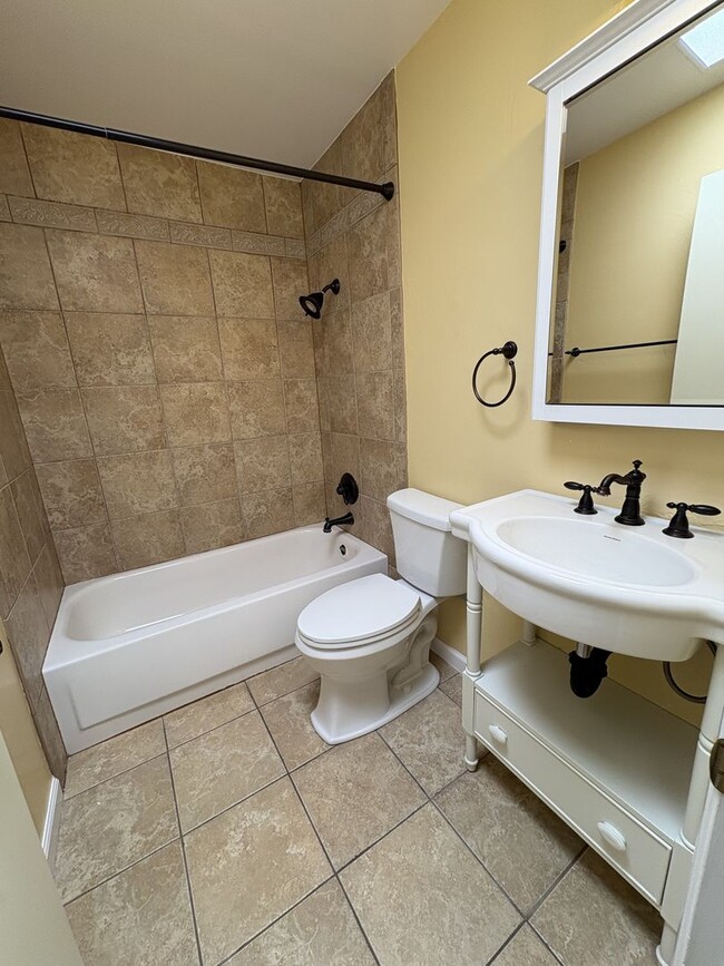 Building Photo - Highly sought community of Colonia Verde