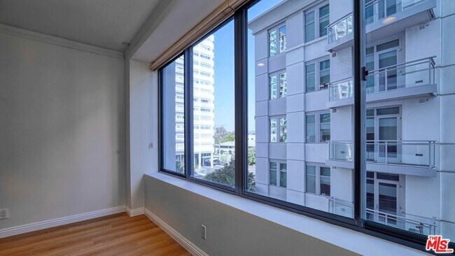 Building Photo - 10724 Wilshire Blvd