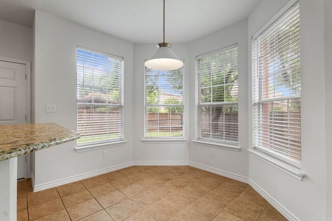 Building Photo - 5910 Spring Hill Dr