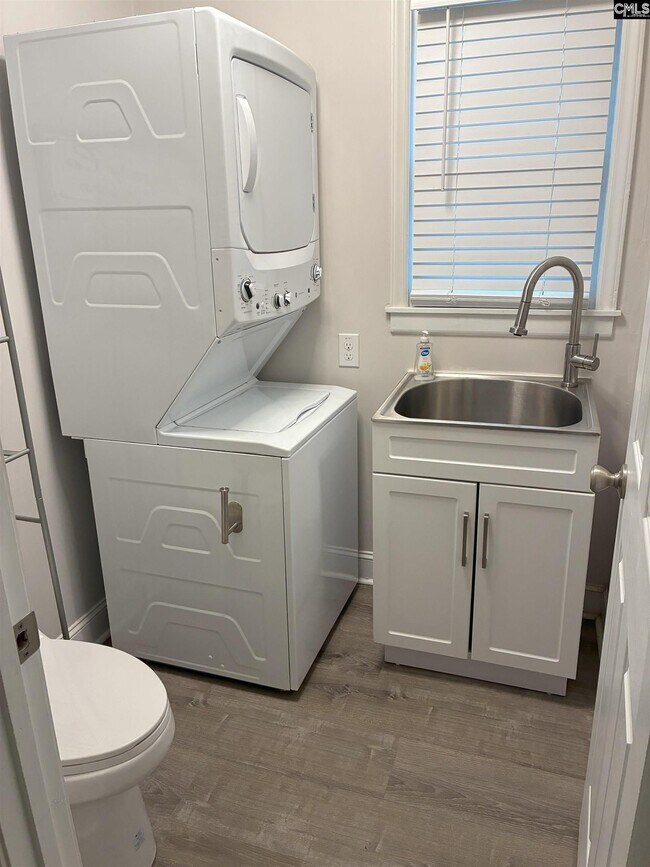 Building Photo - 617 Holland Cir