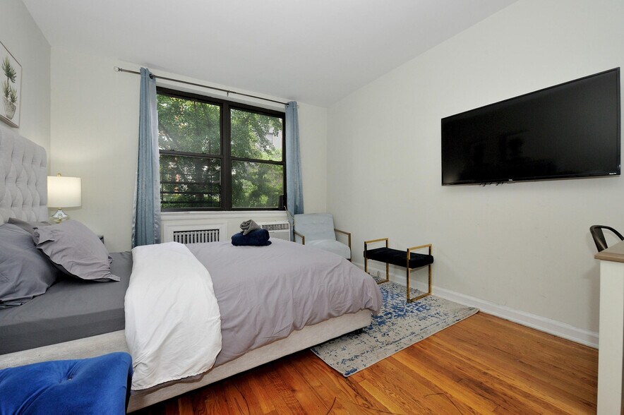 Building Photo - 35 E 77th St