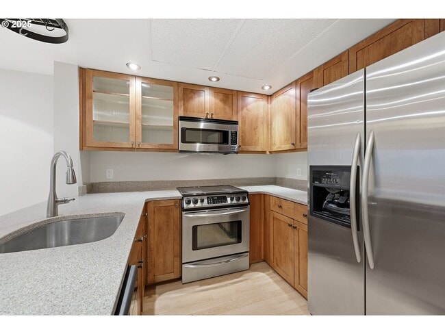 Building Photo - Rare 2 Bed 2 Bath + Loft Quintet Condo with Resort-Style Living in Portland’s West Hills