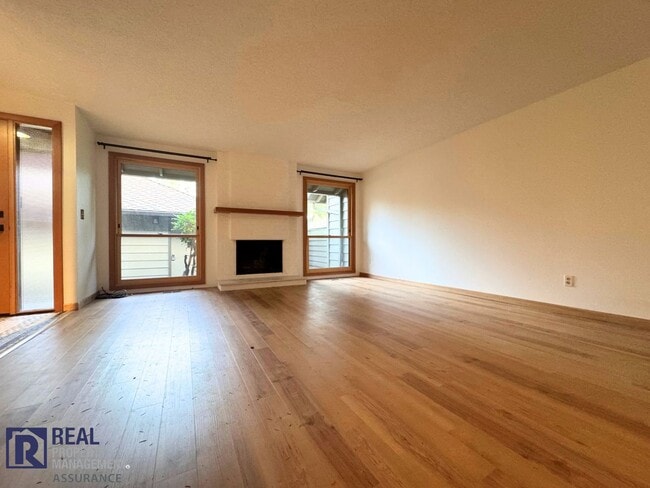 Building Photo - Updated 3-Bed Duplex Offering Space, Style & Convenience!!