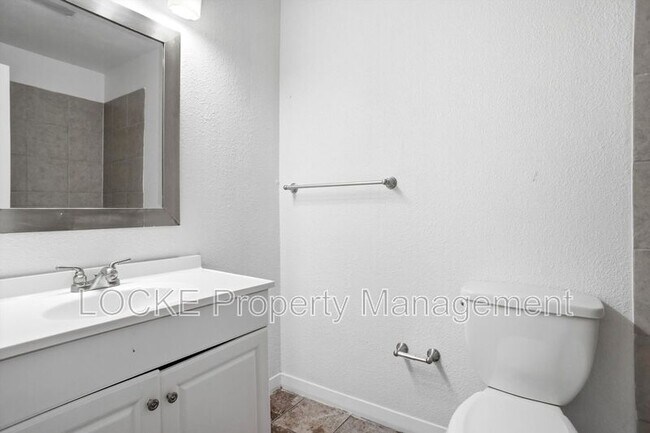 Building Photo - 924 Wisteria Way