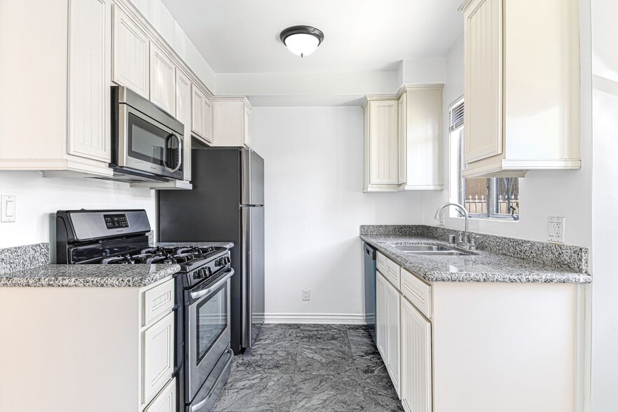 Building Photo - 809 Flora Dr