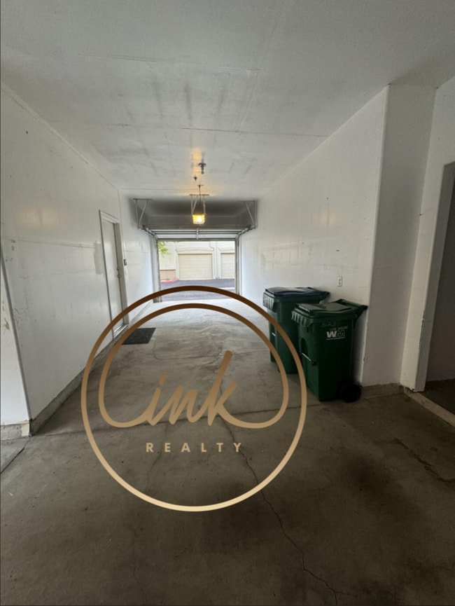 Building Photo - Beautifully remodeled townhouse
