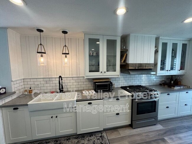 Building Photo - 289 Vista Royale Cir W